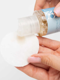 agua micelar ácido hialurónico. Aplicación con la ayuda de un disco desmaquillante